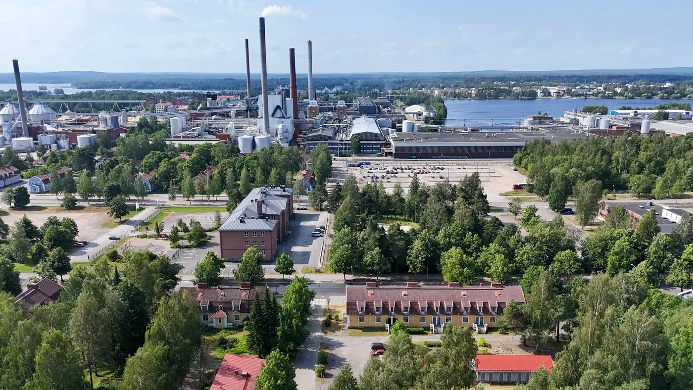 Korpela ilmasta – Varkauden teollisuusalue ja vesistö taustalla